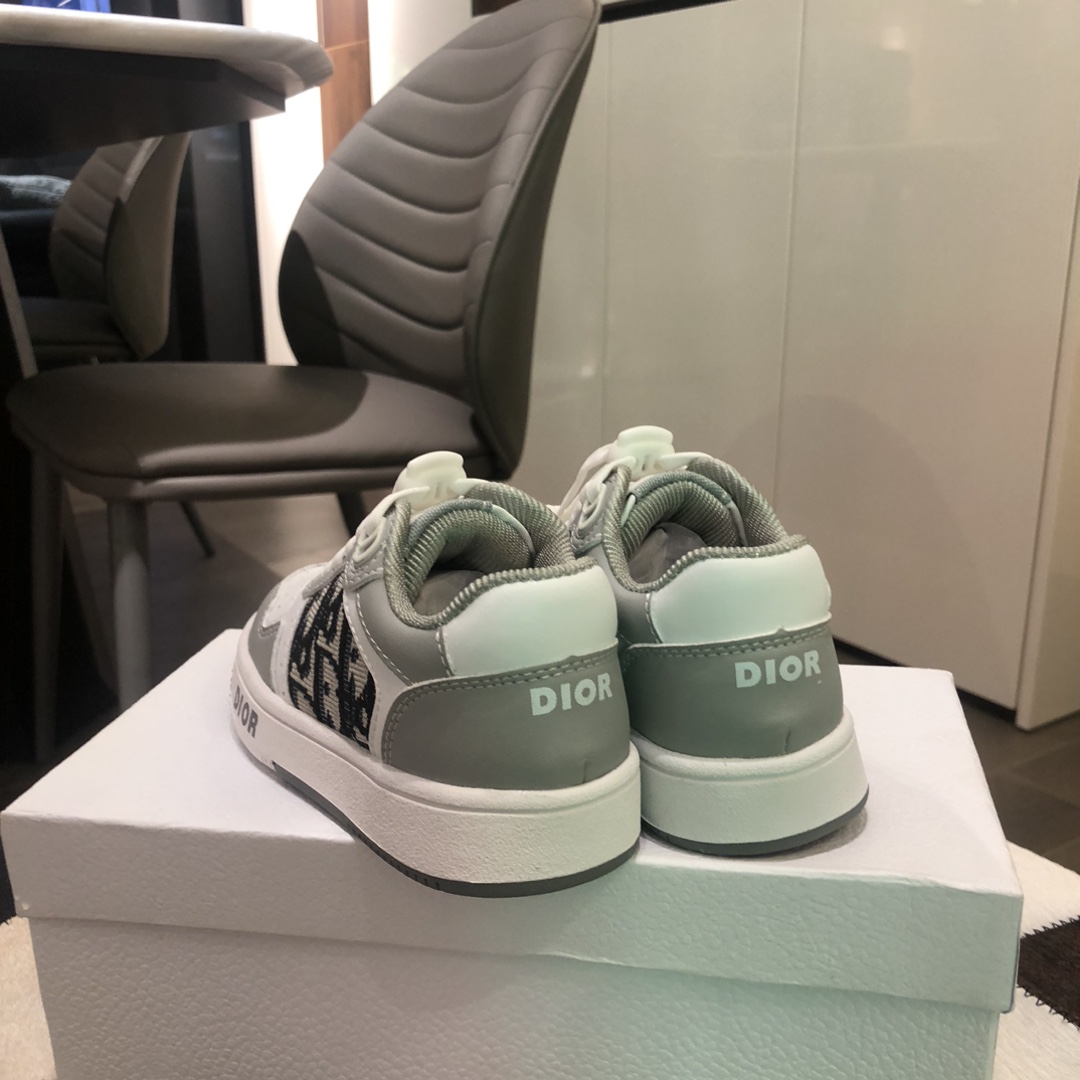 Children's shoes child